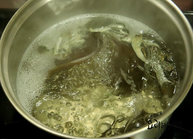 Make the anchovy broth — step photo 1