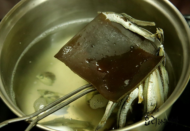 Make the anchovy broth — step photo 2