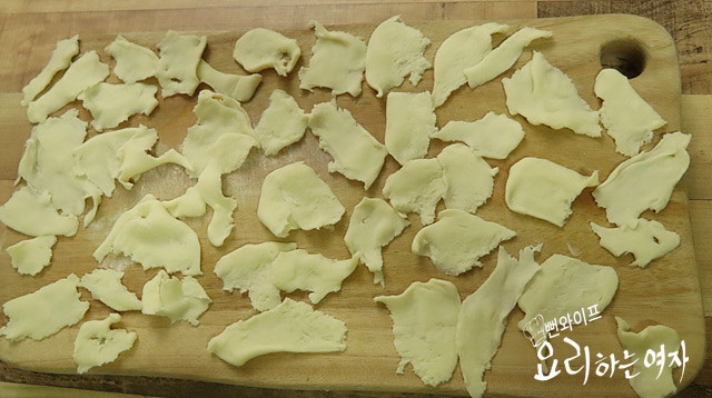 Knead the sujebi dough — step photo 2