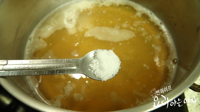 Season the broth — step photo 2