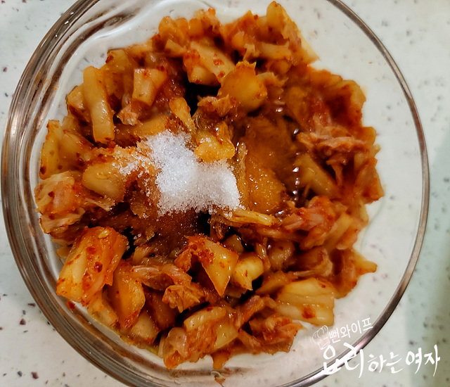 キムチの味付けと具材のカット — 手順の写真 1