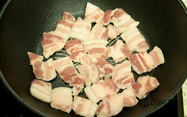 Pan-fry the meat — step photo 1