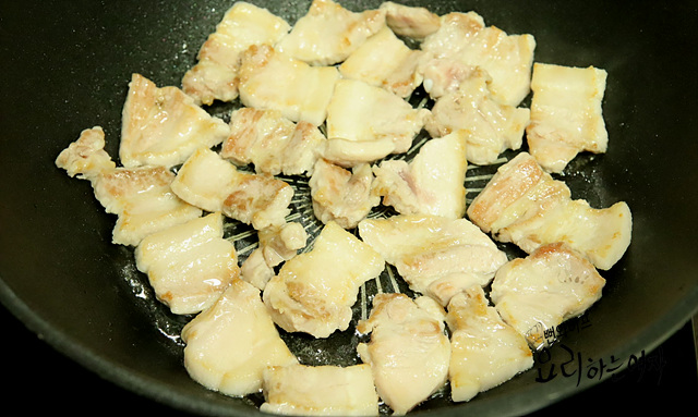 Pan-fry the meat — step photo 2