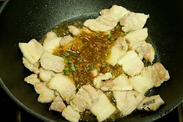 Add the sauce and braise — step photo 1