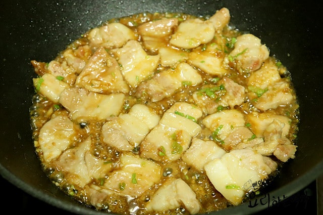Add the sauce and braise — step photo 2