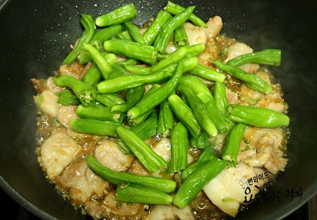 Add the sauce and braise — step photo 1