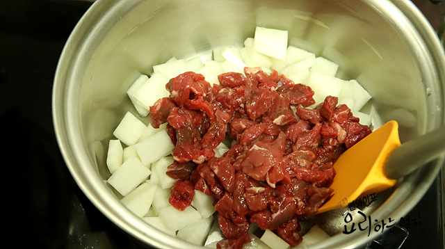 肉と大根を炒める — 手順の写真 1
