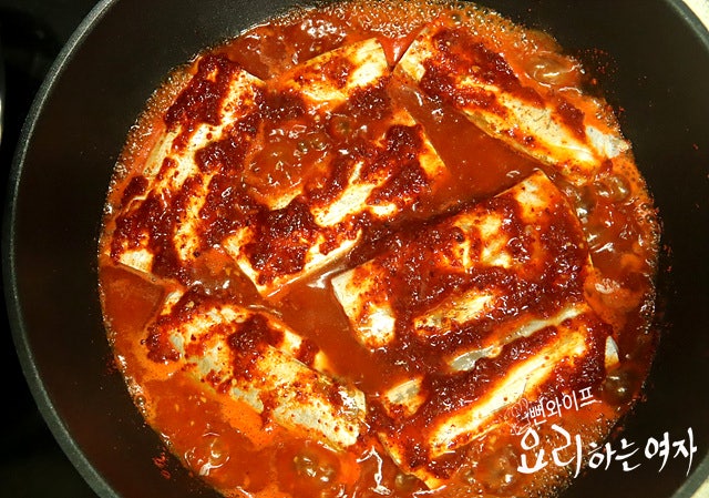 Add hairtail fish and braise — step photo 1