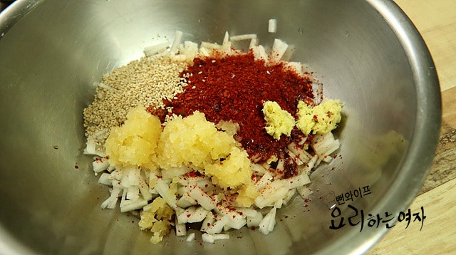 Season the julienned radish — step photo 1