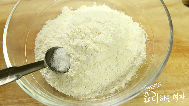 Knead the noodle dough — step photo 1