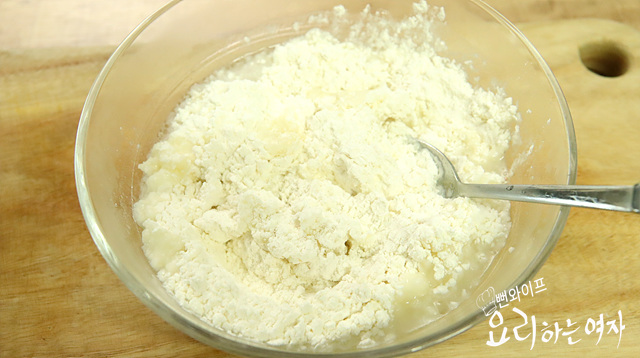Knead the noodle dough — step photo 2