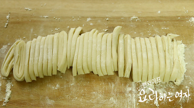 Knead the noodle dough — step photo 2