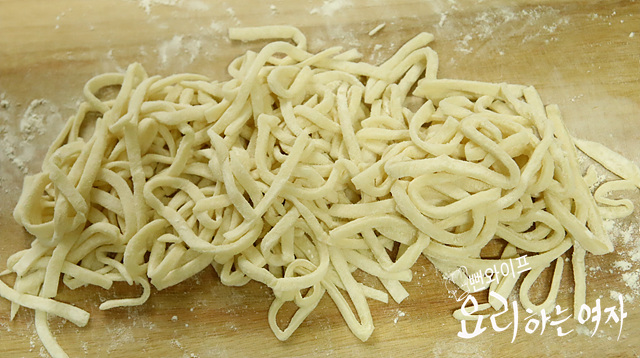 Knead the noodle dough — step photo 3