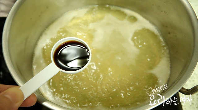 Season the broth — step photo 1