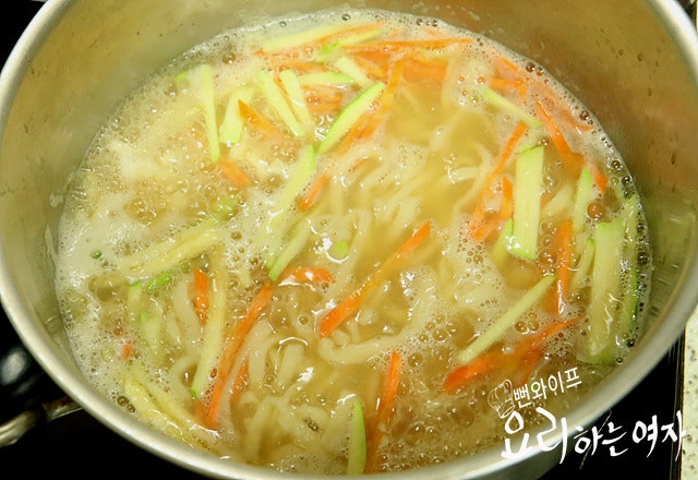 Cook the noodles — step photo 3