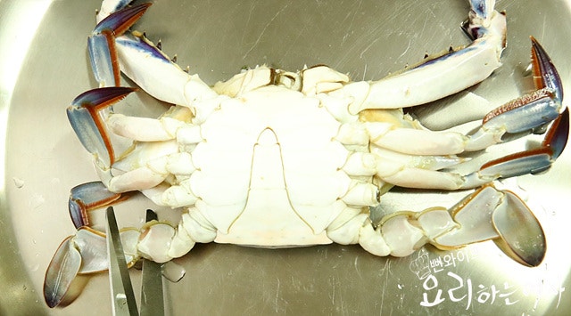 Clean the blue crabs — step photo 1