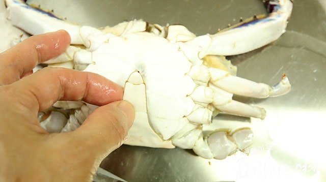 Clean the blue crabs — step photo 1
