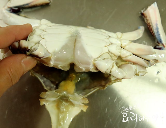 Clean the blue crabs — step photo 3