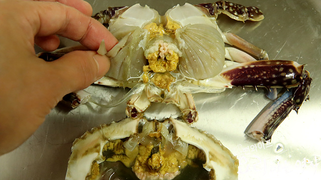 Clean the blue crabs — step photo 1