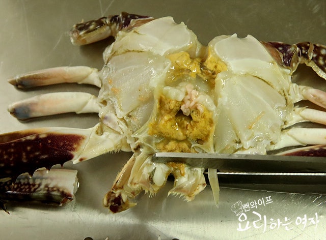 Clean the blue crabs — step photo 2