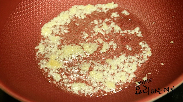 Stir-fry in garlic oil — step photo 1