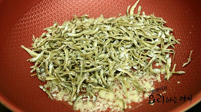 Stir-fry in garlic oil — step photo 2