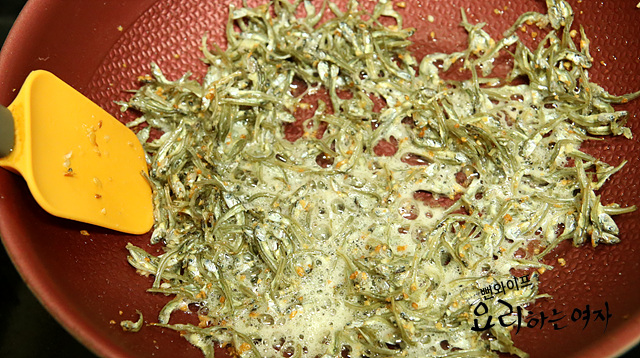 Stir-fry in garlic oil — step photo 3