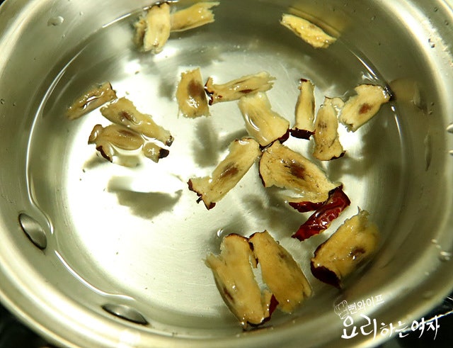 Simmer the jujube pits — step photo 1