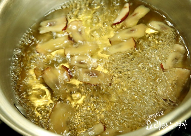 Simmer the jujube pits — step photo 2