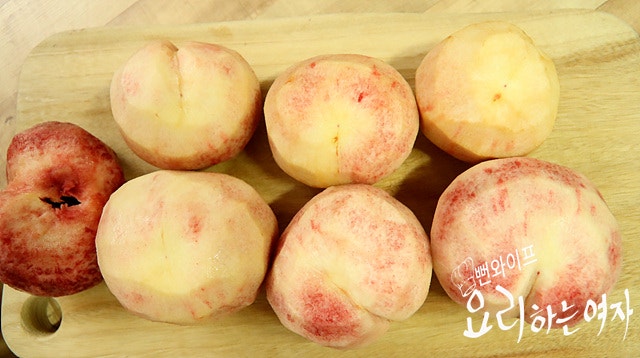 Prepare the peaches — step photo 1