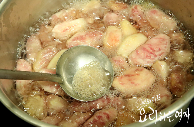 Simmer the peaches — step photo 3