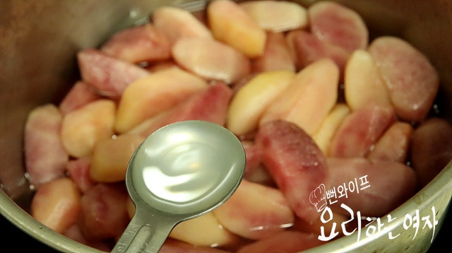 Simmer the peaches — step photo 2