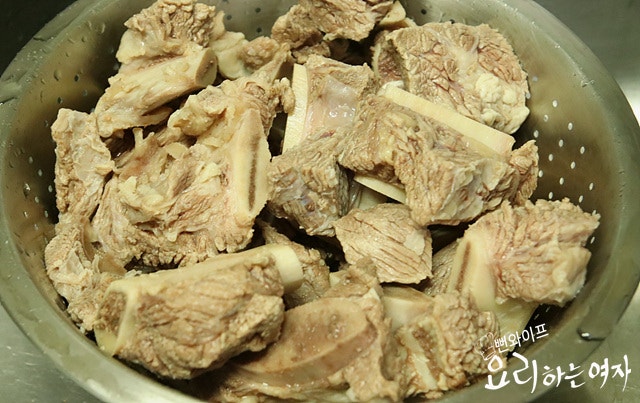 Trim and clean the beef ribs — step photo 2