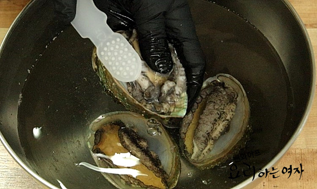 Clean the abalone — step photo 2