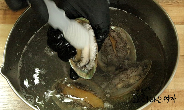 Clean the abalone — step photo 3
