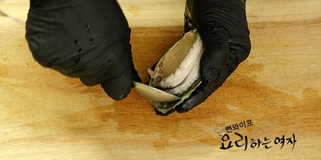 Clean the abalone — step photo 1