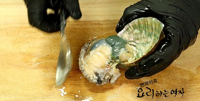 Clean the abalone — step photo 2