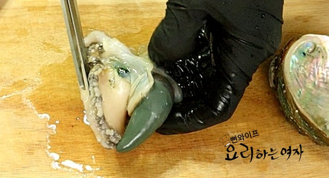 Clean the abalone — step photo 3