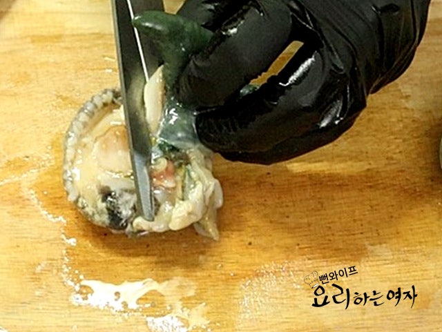 Clean the abalone — step photo 1