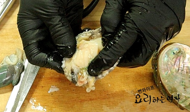 Clean the abalone — step photo 2