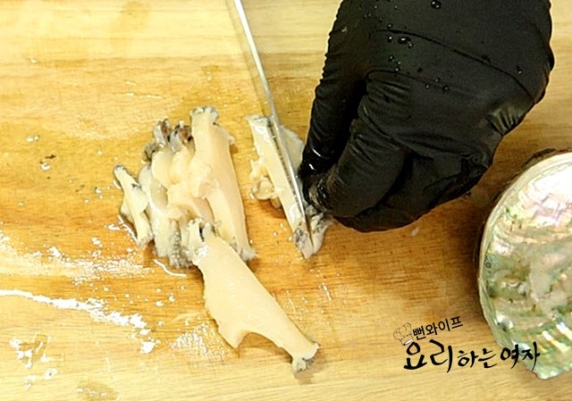 Clean the abalone — step photo 2