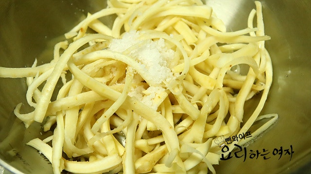 Remove the bitterness from the bellflower root — step photo 1