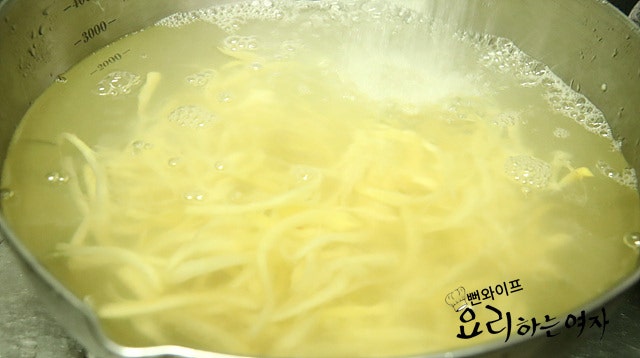 Remove the bitterness from the bellflower root — step photo 1