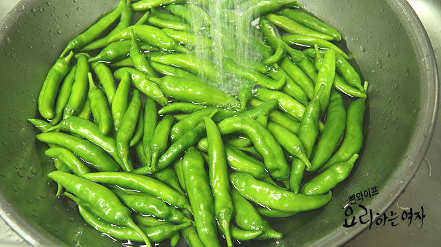 Trim the peppers — step photo 2