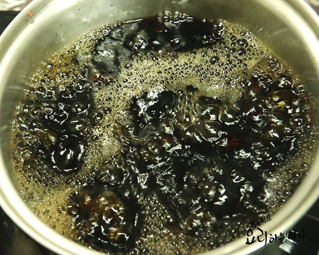 Pour the soy sauce liquid — step photo 1