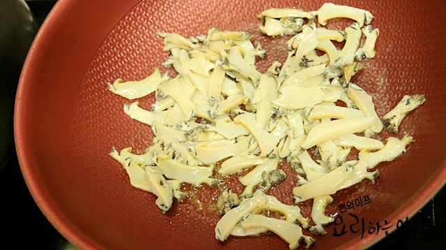 Sauté the ingredients — step photo 1