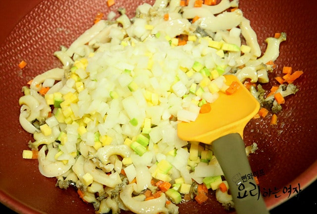Sauté the ingredients — step photo 3