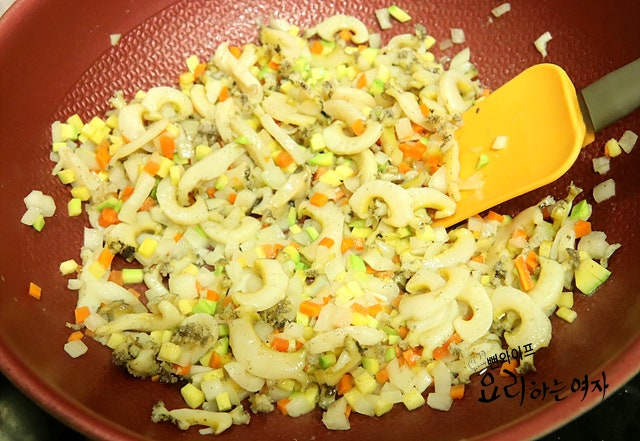 Sauté the ingredients — step photo 4
