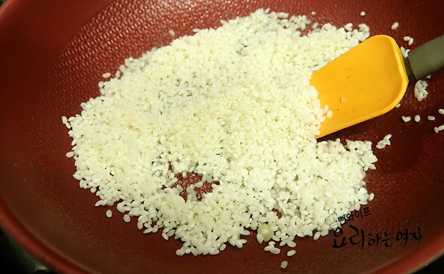 Sauté the ingredients — step photo 1
