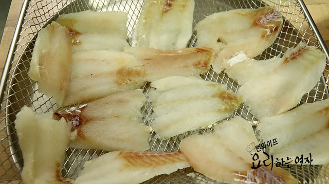 Season the pollock fillets — step photo 1